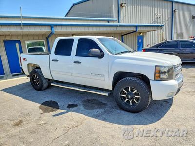 Czwarte zdjęcie samochodu z boku: 2011 CHEVROLET SILVERADO K1500 LT VIN:3GCPKSE32BG137124 - miniatura