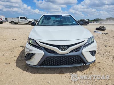 Piąte zdjęcie samochodu w środku: 2020 TOYOTA CAMRY SE NIGHTSHADE VIN:4T1G11AK2LU390884 - miniatura