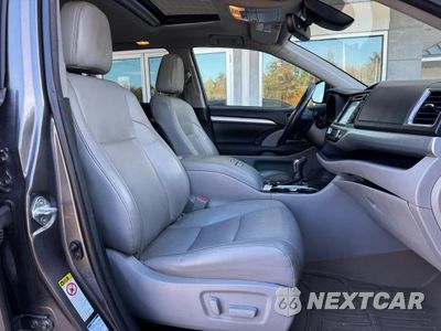 Piąte zdjęcie samochodu w środku: 2017 TOYOTA HIGHLANDER XLE VIN:5TDJZRFH1HS509082 - miniatura