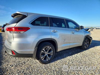 Trzecie zdjęcie samochodu z tyłu: 2018 TOYOTA HIGHLANDER LE PLUS VIN:5TDBZRFH0JS801235 - miniatura