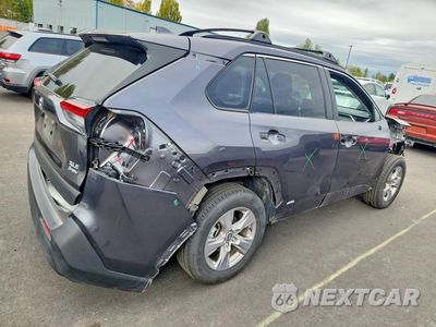 Trzecie zdjęcie samochodu z tyłu: 2025 TOYOTA RAV4 HYBRID XLE VIN:JTMRWRFV4SJ077741 - miniatura