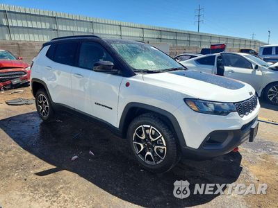 Czwarte zdjęcie samochodu z boku: 2025 JEEP COMPASS TRAILHAWK VIN:3C4NJDDNXST564504 - miniatura