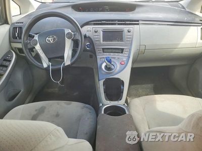 Zdjęcie 8 z 12 samochodu: 2013 TOYOTA PRIUS THREE VIN:JTDKN3DU1D5562720 - miniatura