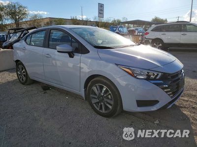 Czwarte zdjęcie samochodu z boku: 2025 NISSAN VERSA SV VIN:3N1CN8EV0SL830083 - miniatura