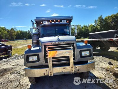 Piąte zdjęcie samochodu w środku: 2000 MACK RD688S DUMP TRUCK VIN:1M2P324C9YM054709 - miniatura