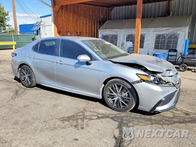 Czwarte zdjęcie samochodu z boku: 2022 TOYOTA CAMRY HYBRID SE VIN:4T1S31AK3NU576358 - miniatura