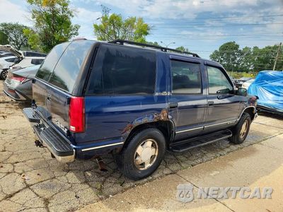Trzecie zdjęcie samochodu z tyłu: 1999 CHEVROLET TAHOE K1500 VIN:1GNEK13R9XJ322714 - miniatura