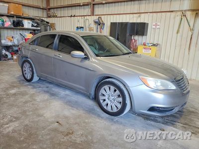Czwarte zdjęcie samochodu z boku: 2013 CHRYSLER 200 LX VIN:1C3CCBAB9DN642200 - miniatura