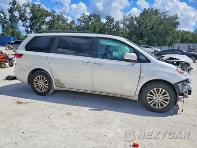 Czwarte zdjęcie samochodu z boku: 2017 TOYOTA SIENNA XLE 8-PASSENGER VIN:5TDYZ3DC7HS874143 - miniatura