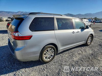Trzecie zdjęcie samochodu z tyłu: 2017 TOYOTA SIENNA XLE 8-PASSENGER VIN:5TDYZ3DC0HS864389 - miniatura