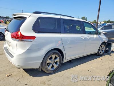 Trzecie zdjęcie samochodu z tyłu: 2013 TOYOTA SIENNA LE VIN:5TDKK3DC1DS348742 - miniatura