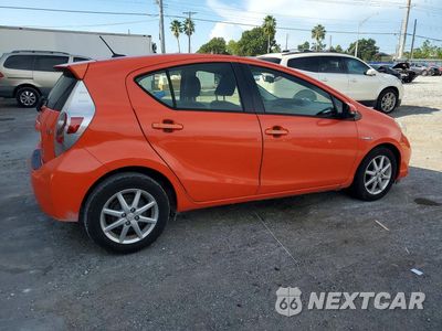 Trzecie zdjęcie samochodu z tyłu: 2013 TOYOTA PRIUS C THREE VIN:JTDKDTB35D1048311 - miniatura