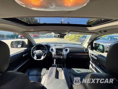 Piąte zdjęcie samochodu w środku: 2021 TOYOTA TUNDRA CREWMAX LIMITED VIN:5TFHY5F11MX982515 - miniatura