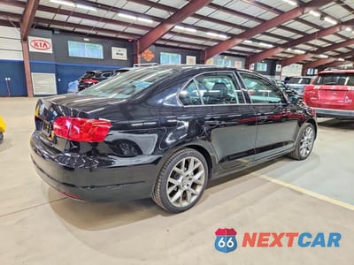 Trzecie zdjęcie samochodu z tyłu: 2014 VOLKSWAGEN JETTA BASE VIN:3VW1K7AJ9EM439570 - miniatura