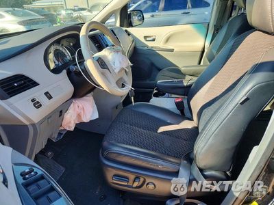 Zdjęcie 7 z 13 samochodu: 2014 TOYOTA SIENNA VIN:5TDXK3DC5ES498702 - miniatura