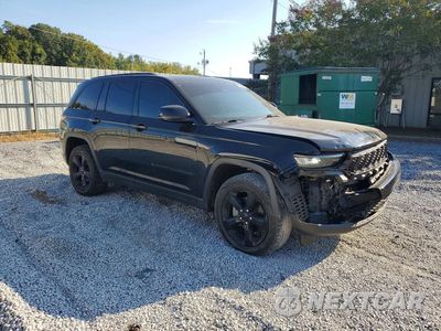 Czwarte zdjęcie samochodu z boku: 2023 JEEP GRAND CHEROKEE LAREDO VIN:1C4RJHAG4PC517468 - miniatura