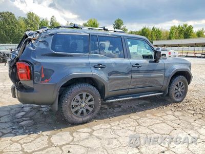 Trzecie zdjęcie samochodu z tyłu: 2025 TOYOTA LAND CRUISER BASE VIN:JTEABFAJ0SK049694 - miniatura
