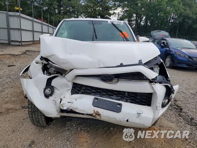 Piąte zdjęcie samochodu w środku: 2018 TOYOTA 4RUNNER SR5 VIN:JTEBU5JR3J5506526 - miniatura