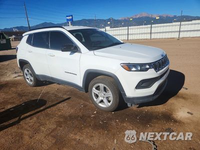 Czwarte zdjęcie samochodu z boku: 2023 JEEP COMPASS LATITUDE VIN:3C4NJDBN2PT561610 - miniatura