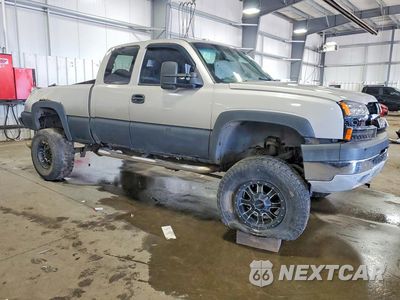 Czwarte zdjęcie samochodu z boku: 2004 CHEVROLET SILVERADO K2500 HEAVY DUTY VIN:1GCHK29U34E203231 - miniatura