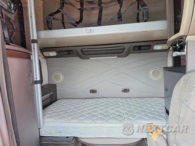 Zdjęcie 10 z 13 samochodu: 2016 VOLVO VNL SEMI TRUCK VIN:4V4NC9EG9GN931590 - miniatura