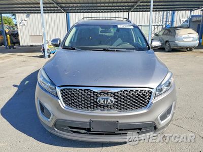Piąte zdjęcie samochodu w środku: 2018 KIA SORENTO LX V6 VIN:5XYPGDA53JG422867 - miniatura