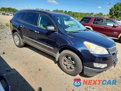 Czwarte zdjęcie samochodu z boku: 2011 CHEVROLET TRAVERSE LS VIN:1GNKVFED2BJ164038 - miniatura