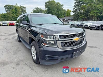 Czwarte zdjęcie samochodu z boku: 2019 CHEVROLET SUBURBAN K1500 LS VIN:1GNSKGKC1KR287227 - miniatura