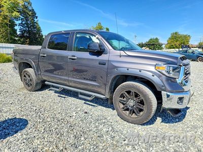 Czwarte zdjęcie samochodu z boku: 2018 TOYOTA TUNDRA CREWMAX SR5 VIN:5TFDW5F18JX741776 - miniatura