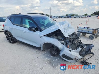 Czwarte zdjęcie samochodu z boku: 2021 VOLVO XC40 T5 R-DESIGN VIN:YV4162UM6M2525177 - miniatura