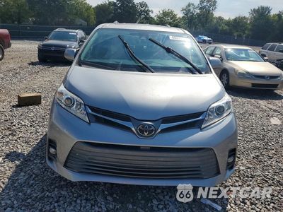 Piąte zdjęcie samochodu w środku: 2018 TOYOTA SIENNA XLE 8-PASSENGER VIN:5TDYZ3DC9JS931786 - miniatura