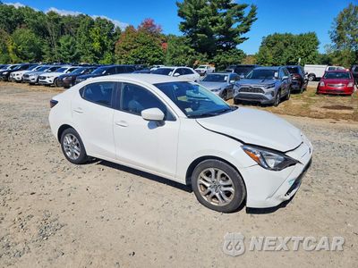 Czwarte zdjęcie samochodu z boku: 2017 TOYOTA YARIS IA BASE VIN:3MYDLBYV7HY165227 - miniatura