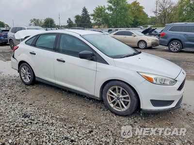 Czwarte zdjęcie samochodu z boku: 2016 FORD FOCUS S VIN:1FADP3E20GL224781 - miniatura