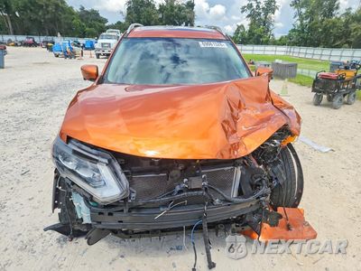 Piąte zdjęcie samochodu w środku: 2017 NISSAN ROGUE SL VIN:5N1AT2MT7HC836616 - miniatura