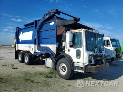 Czwarte zdjęcie samochodu z boku: 2011 MACK MRU613 REFUSE TRUCK VIN:1M2AV04C5BM008077 - miniatura