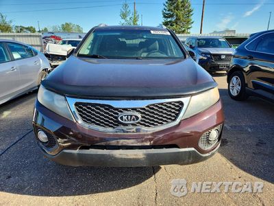 Piąte zdjęcie samochodu w środku: 2011 KIA SORENTO LX VIN:5XYKTDA20BG159556 - miniatura