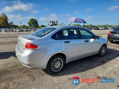 Trzecie zdjęcie samochodu z tyłu: 2010 FORD FOCUS SE VIN:1FAHP3FN6AW273824 - miniatura