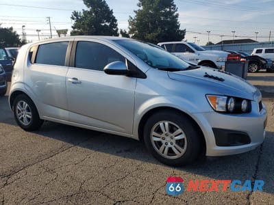 Czwarte zdjęcie samochodu z boku: 2013 CHEVROLET SONIC LT VIN:1G1JC6SB4D4110912 - miniatura