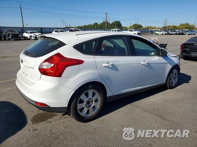 Trzecie zdjęcie samochodu z tyłu: 2014 FORD FOCUS SE VIN:1FADP3K20EL334702 - miniatura