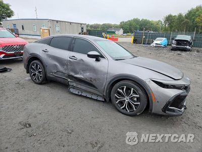 Czwarte zdjęcie samochodu z boku: 2025 TOYOTA CROWN XLE VIN:JTDAAAAF9S3035020 - miniatura