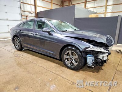 Czwarte zdjęcie samochodu z boku: 2023 KIA K5 LXS VIN:5XXG14J21PG217701 - miniatura