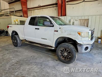 Czwarte zdjęcie samochodu z boku: 2010 TOYOTA TUNDRA DOUBLE CAB SR5 VIN:5TFUY5F10AX111275 - miniatura
