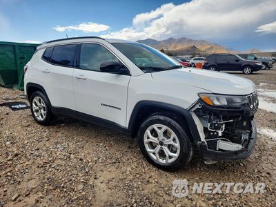 Czwarte zdjęcie samochodu z boku: 2025 JEEP COMPASS LATITUDE VIN:3C4NJDBN5ST616866 - miniatura