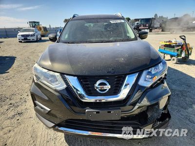 Piąte zdjęcie samochodu w środku: 2017 NISSAN ROGUE SV VIN:5N1AT2MN7HC759862 - miniatura