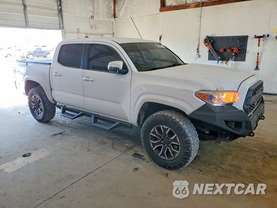 Czwarte zdjęcie samochodu z boku: 2018 TOYOTA TACOMA SR V6 VIN:3TMCZ5AN9JM135695 - miniatura