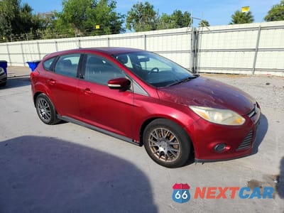 Czwarte zdjęcie samochodu z boku: 2013 FORD FOCUS SE VIN:1FADP3K21DL233893 - miniatura