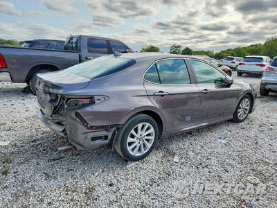 Trzecie zdjęcie samochodu z tyłu: 2022 TOYOTA CAMRY LE VIN:4T1C11AK7NU679955 - miniatura