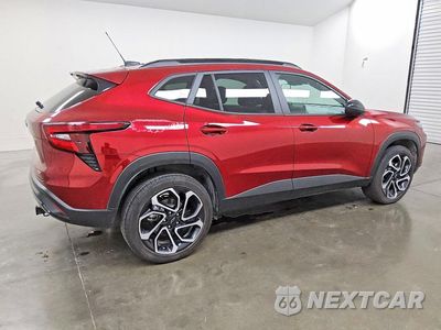Trzecie zdjęcie samochodu z tyłu: 2025 CHEVROLET TRAX 2RS VIN:KL77LJEP7SC103299 - miniatura