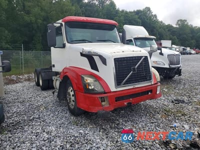 Czwarte zdjęcie samochodu z boku: 2005 VOLVO VNL SEMI TRUCK VIN:4V4NC9GG35N398114 - miniatura