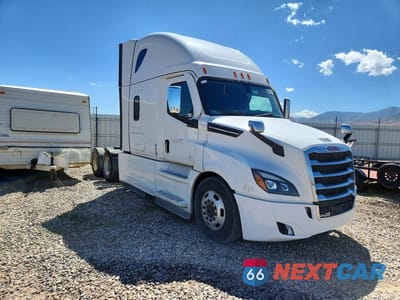Czwarte zdjęcie samochodu z boku: 2021 FREIGHTLINER CASCADIA 1 - SEMI TRUCK VIN:3AKJHHDR1MSMZ0907 - miniatura